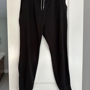Vuori Women’s Black Halo Joggers size Large